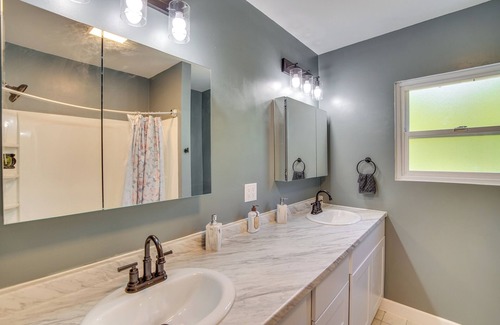 Yakima House | Yakima Home Rental: Seasonal Outdoor Pool, Hot Tub