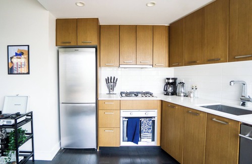 Downtown Vancouver Condo | Yaletown 2BR & 2BA Condo with Patio Bar & Parking