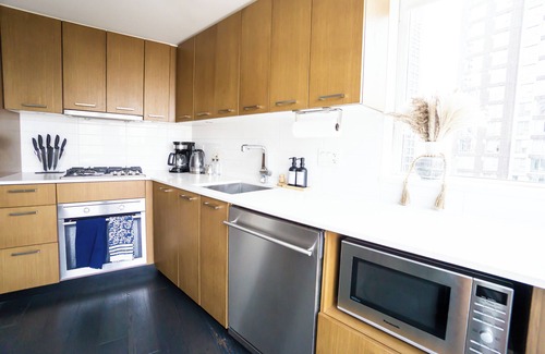 Downtown Vancouver Condo | Yaletown 2BR & 2BA Condo with Patio Bar & Parking