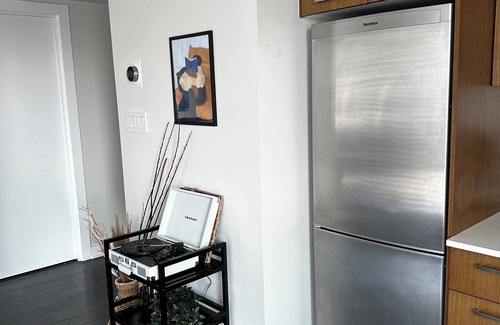 Downtown Vancouver Condo | Yaletown 2BR & 2BA Condo with Patio Bar & Parking