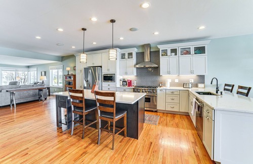 Yankton House | Yankton Vacation Home w/Hot Tub & River Views