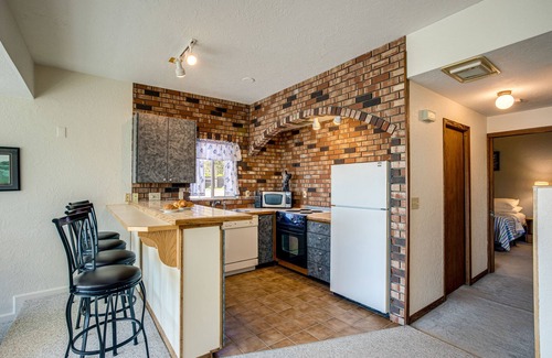 Historic Bayfront Condo | Yaquina Bay Views! Restaurants, Shops, Walk to Everything!