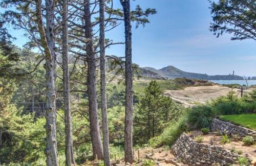 Agate Beach House | Yaquina Lighthouse View Beach Home