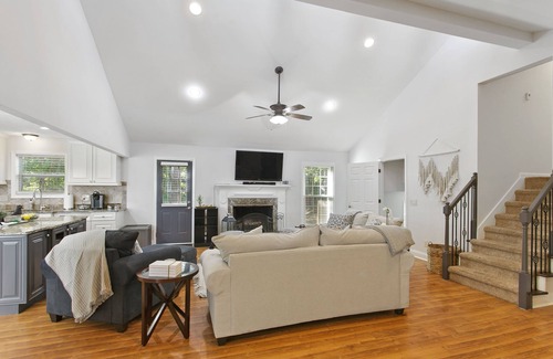 Marietta House | ⬨Yard+BBQ Garden Tub ⬨ A/C ⬨ Games ⬪ 2 HDTVs Safe Neighborhood