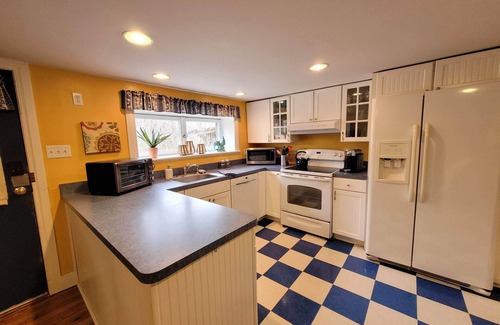 Yardley House | Yardley Boro Canal Cottage - Waterfront & Walkable!