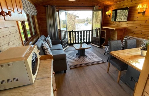 Smallburgh Boat Rental | Yare River Lodge Houseboat