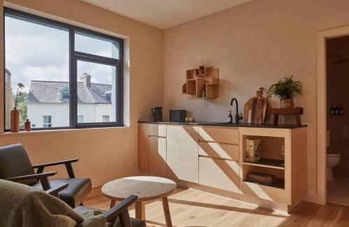 Ballycastle Apartment | Yarn - Milo Deluxe King Suite