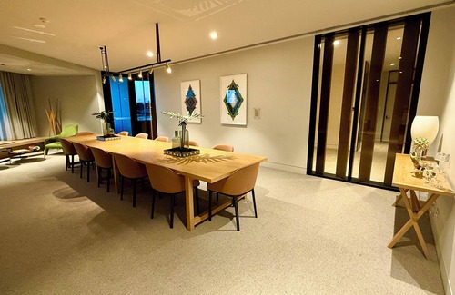 Docklands Apartment | Yarra Accommodation: An Ensuite Double Room.