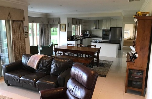 Castella House | Yarra Valley Dream Country Escape - 10 mins from Yarra Glen