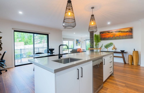 Healesville House | Yarra Valley Escape, (In-House Transfers & Wine Tours available)