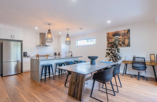 Healesville House | Yarra Valley Escape, (In-House Transfers & Wine Tours available)