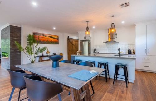 Healesville House | Yarra Valley Escape, (In-House Transfers & Wine Tours available)
