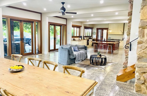 Yarra Glen House | Yarra Valley Holiday House - Stay amongst the vineyards - Sleeps 12 Guests
