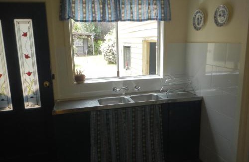 Yarram House | Yarram Cottage: Art and Accommodation