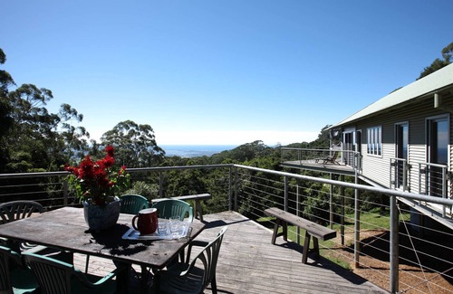Robertson House | Yarrawa Hill - Art Lovers Retreat with Bush & Ocean Views
