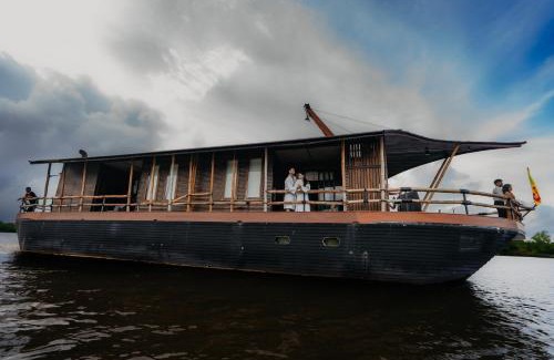 Aturuwella Boat Rental | Yathra Houseboat