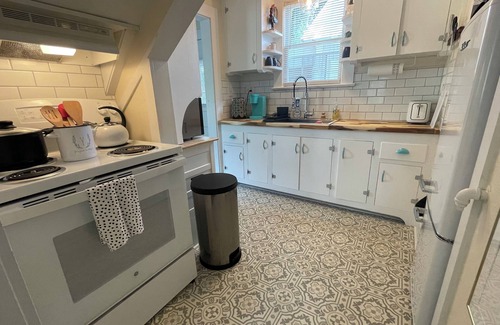 Richs Deland Cottage | Yaupon Cottage - Unique 2-bedroom in DeLand