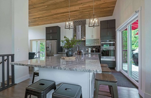 Breckenridge Heights House | Ydalir Haus - Lux 6BR Pets, w/Hot Tub & Game Room