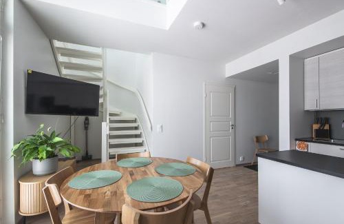 Downtown Kuopio Apartment | Ydinkeskustassa saunallinen huoneisto kahdessa tasossa