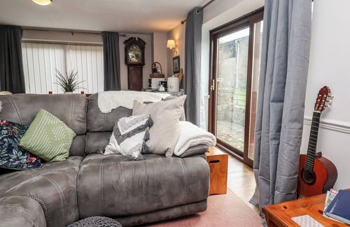 Beaminster Cottage | YEABRIDGE FARM, family friendly, with a garden in Mosterton