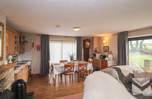 Beaminster Cottage | YEABRIDGE FARM, family friendly, with a garden in Mosterton