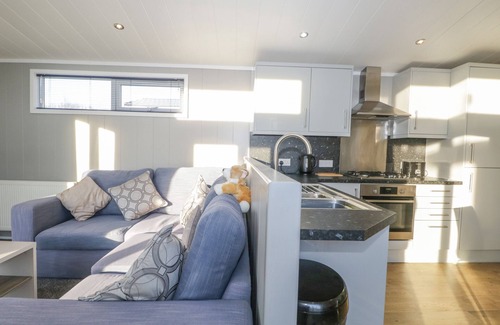 South Lakeland Leisure Village Cottage | YEALAND 36, pet friendly, with hot tub in Tewitfield
