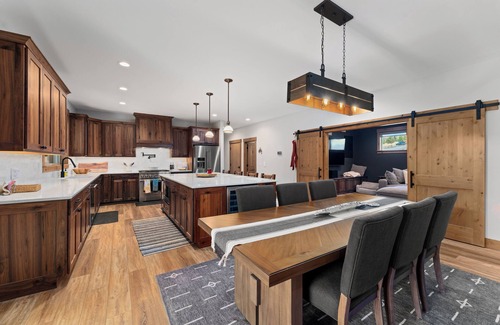 Pateros House | Year-Round AdventurenRiverfront 4-bedroom retreat with 2 king suites