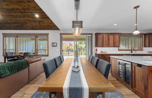 Pateros House | Year-Round AdventurenRiverfront 4-bedroom retreat with 2 king suites