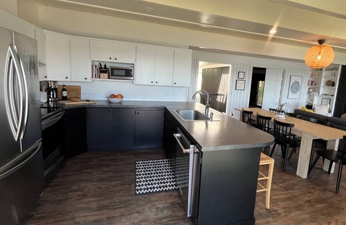 Greenbank House | Year Round Beachfront Escape. Mountain Views, Hot Tub, Dedicated Retreat Room