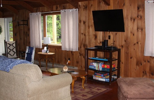 Middleton House | Year-Round Home with access to Beautiful Sunrise Lake, Beach, and Winter Fun!