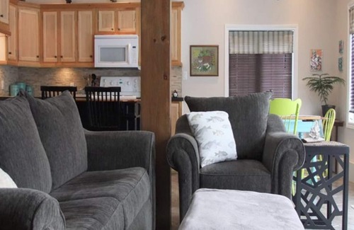 Manitoulin District Cottage | Year-Round Kagawong Lakeside Cottage Rental - The Nuthatch STAR 2023-02 license