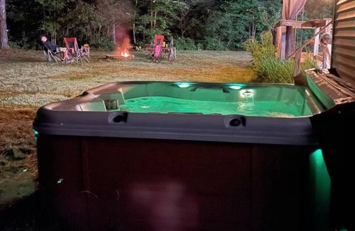 Freedom House | Year round lake cottage with hot tub
