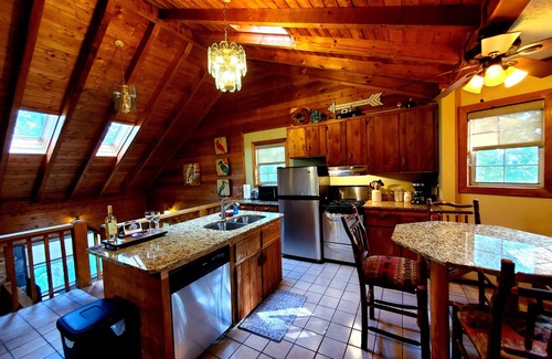 Blue Ridge Cabin | Year-round Mountain Views, nPet Friendly Just 5 miles to downtown Blue Ridge
