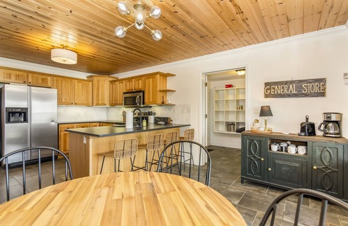 Ranger Cabin | Year Round Mtn View| EV Charger| Hot Tub| Firepit