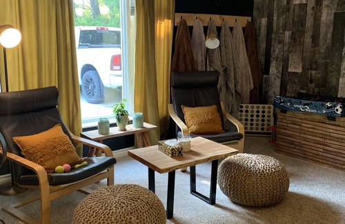 Port Franks Cottage | Year Round Secluded Retreat in Port Franks Close to Private Beach. Hot Tub!
