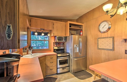 South Haven Cottage | Year-Round Waterfront Getaway: Lake Access + Dock!