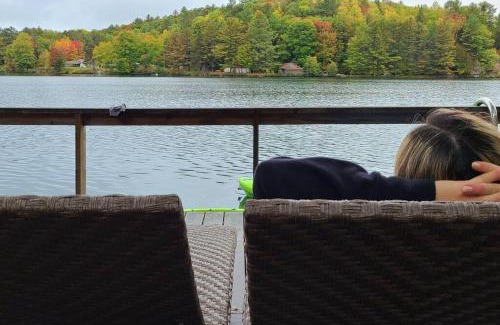Val-des-Bois Ski Chalet | Year-round Waterfront Green Cottage On Vert Lake