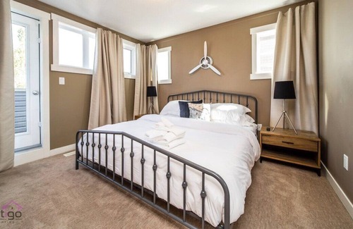 Leduc House | YEG SkyLounge | 10min to Airport | King Bed | WiFi