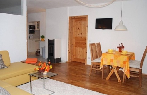 Overath Apartment | Yellow apartment - Casa Christallina