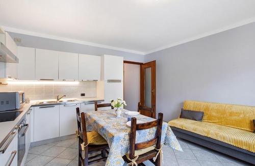 Saint Maurice Apartment | Yellow Apartment