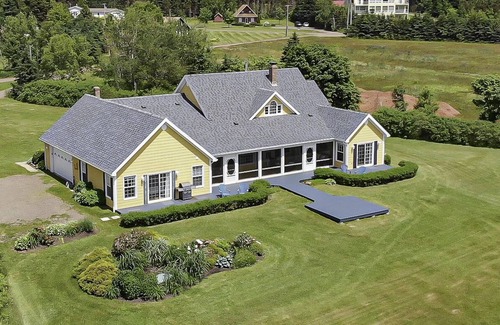 Stratford House | Yellow Beach House - Beachfront, 4 bedroom, private and close to Charlottetown