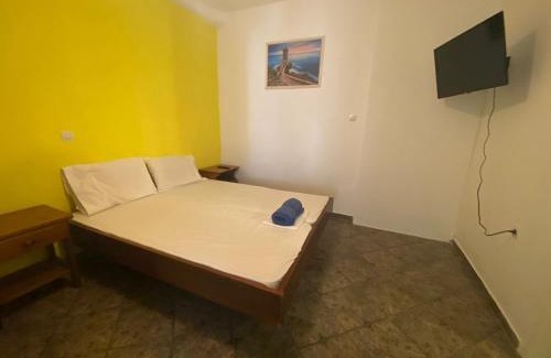 Logaras House | Yellow Beach House