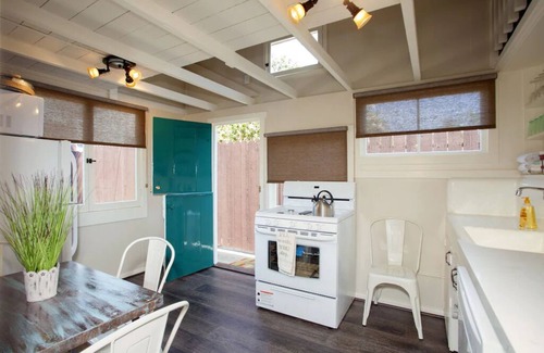 Laguna Beach Cottage | Yellow Beach House 500' to the Waves- Electric Car Charger!