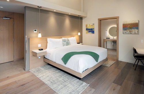 Eastsound Hotel | Yellow - Comfortably Accessible