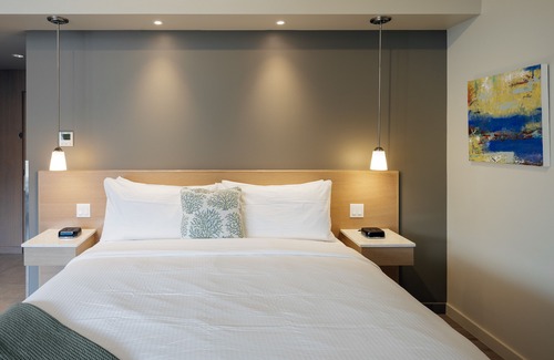Eastsound Hotel | Yellow - Comfortably Accessible