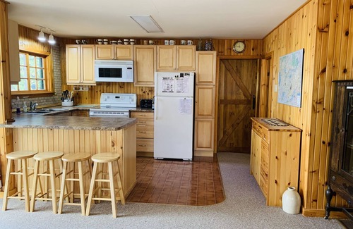 Trent Lakes Cottage | Yellow Cottage Sandy Lake Buckhorn. Beautiful turquoise water, water equipment.