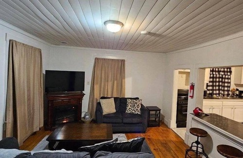 Knoxville House | Yellow Doll House near UT & downtown Knoxville.