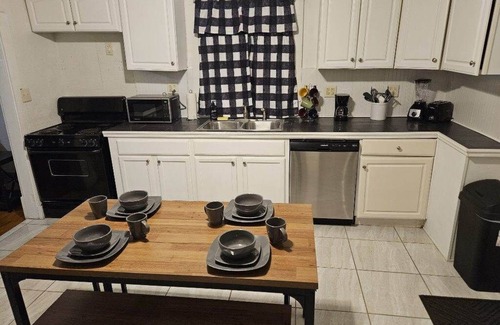 Knoxville House | Yellow Doll House near UT & downtown Knoxville.