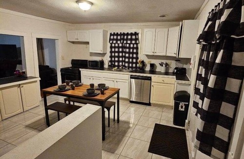 Knoxville House | Yellow Doll House near UT & downtown Knoxville.