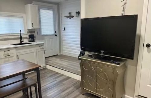 Goldsboro Apartment | Yellow door apartment